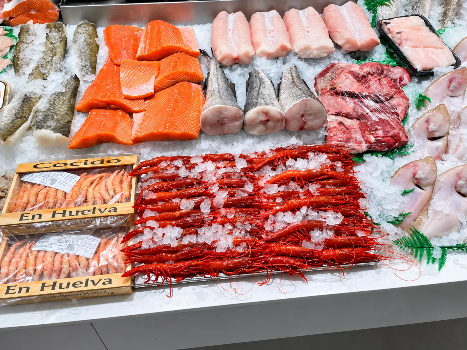 Gambas y pescado fresco en el mostrador de OSMAR